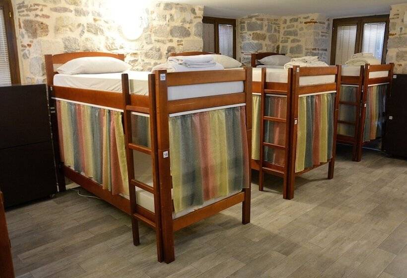 تختخواب و صبحانه Montenegro Backpackers Home Kotor