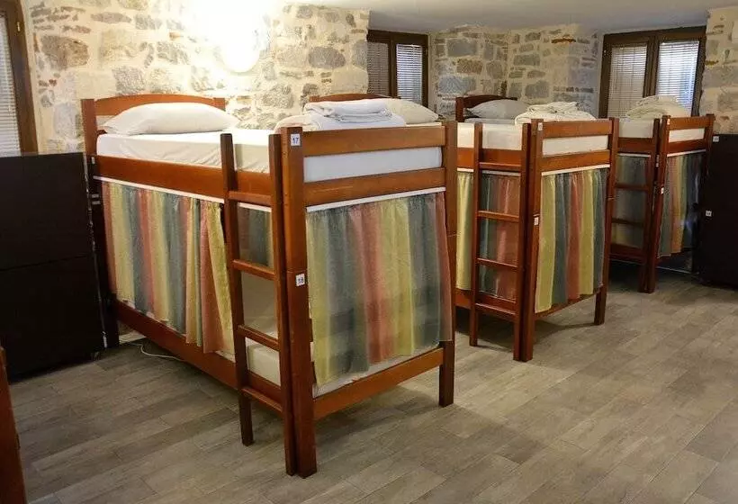 تختخواب و صبحانه Montenegro Backpackers Home Kotor