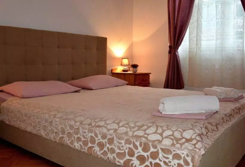 تختخواب و صبحانه Montenegro Backpackers Home Kotor