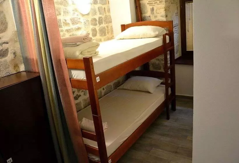 تختخواب و صبحانه Montenegro Backpackers Home Kotor