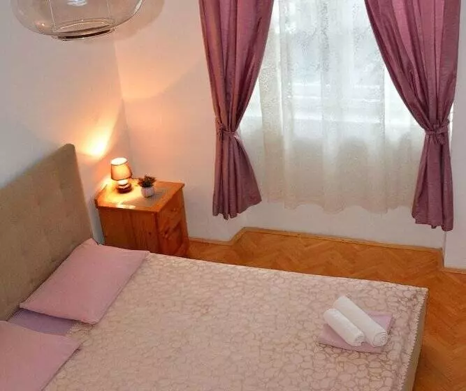 تختخواب و صبحانه Montenegro Backpackers Home Kotor