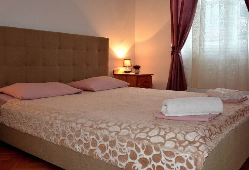 تختخواب و صبحانه Montenegro Backpackers Home Kotor