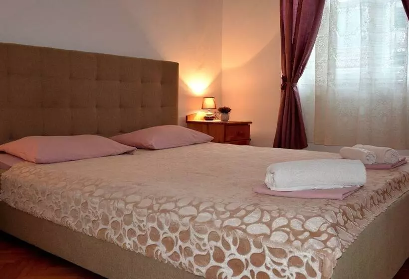 تختخواب و صبحانه Montenegro Backpackers Home Kotor