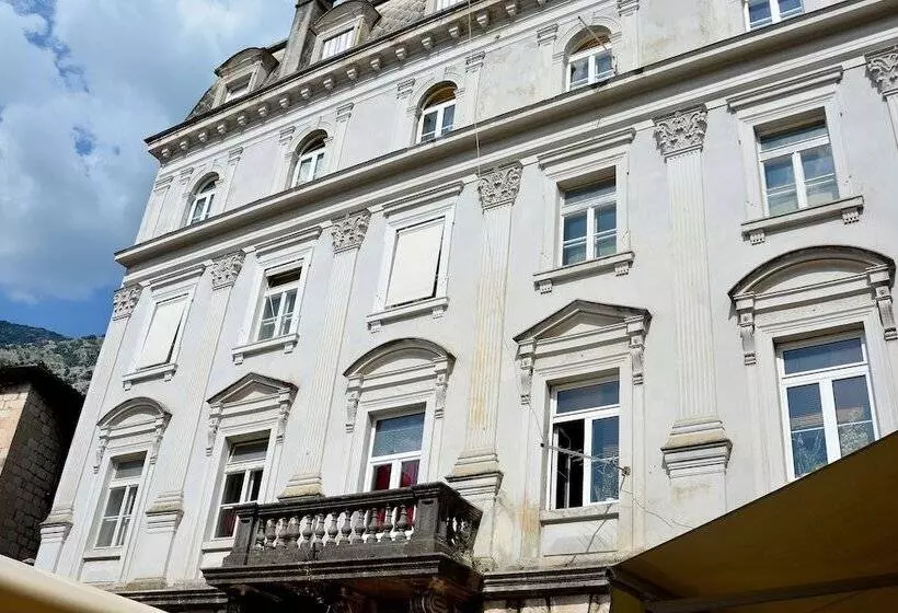 تختخواب و صبحانه Montenegro Backpackers Home Kotor