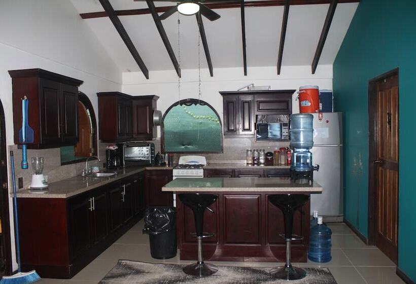 پانسیون The Hideout