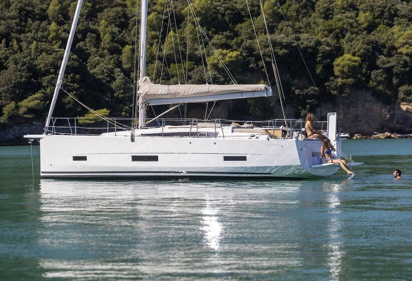 בית מלון כפרי A Yacht In The City