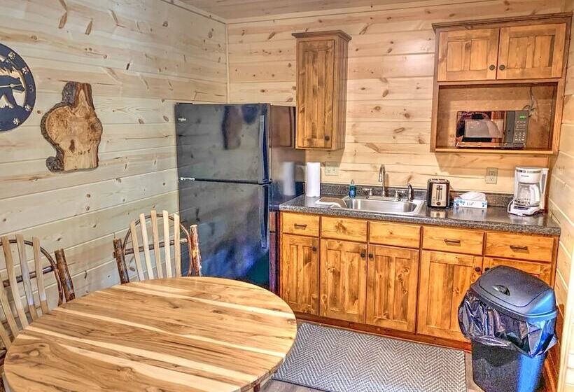 Отель Cricket Hill Lodge & Cabins