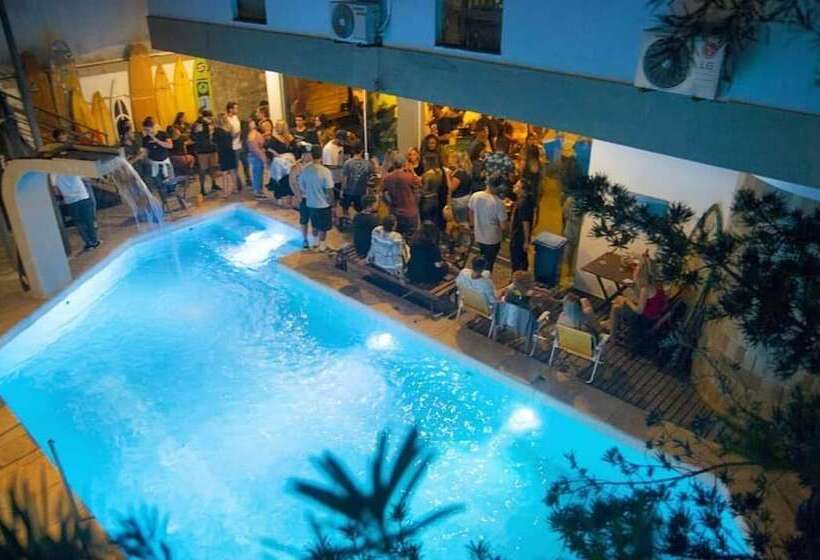 Curvão Surf House   Hostel