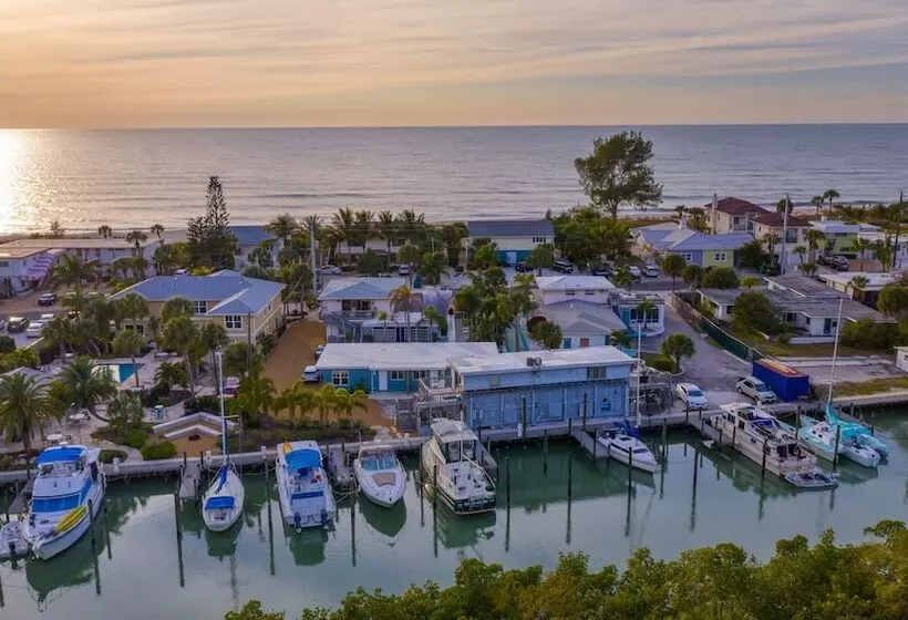 Hotelli Escape Resort & Marina