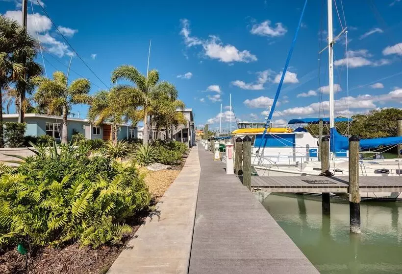 Hotelli Escape Resort & Marina