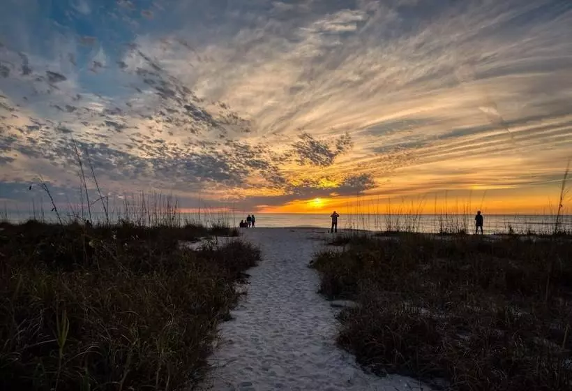 Hotelli Escape Resort & Marina