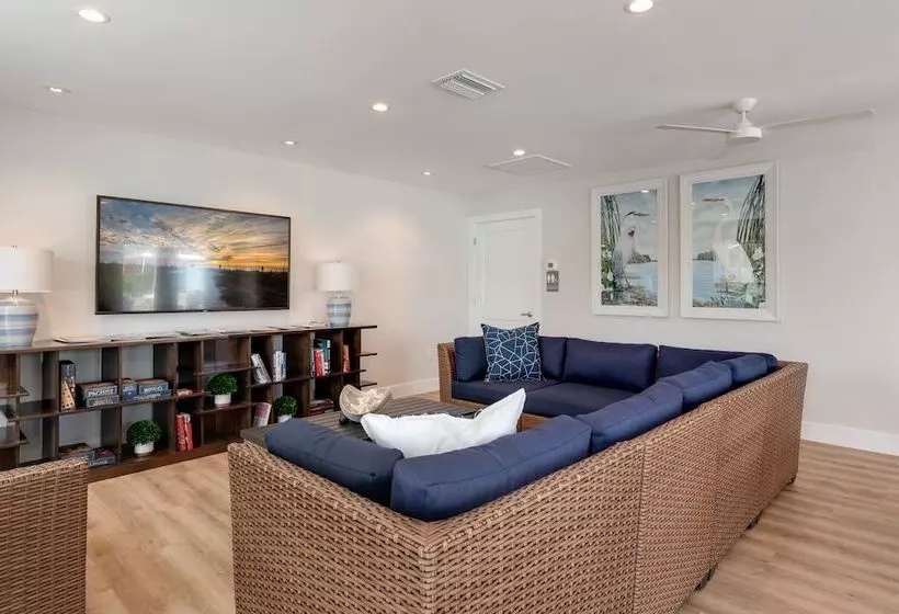 Hotelli Escape Resort & Marina