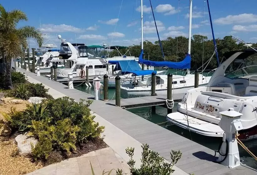 Hotelli Escape Resort & Marina