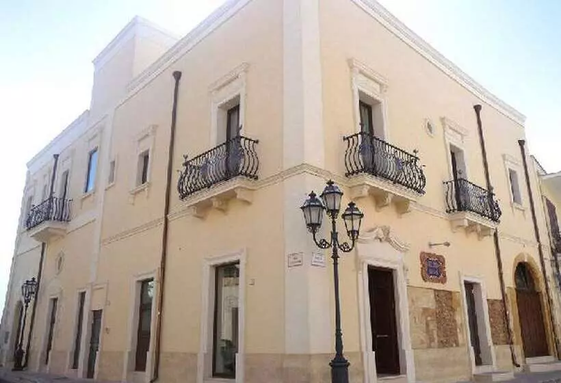 Kelina Charme Hotel By Cantine Due Palme