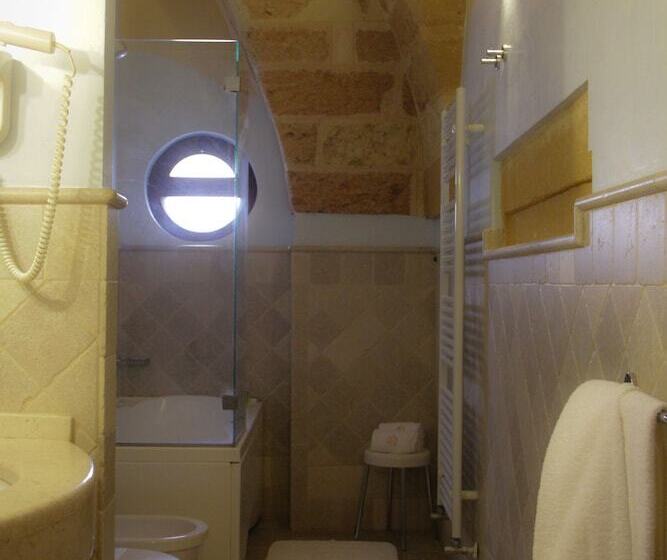 Kelina Charme Hotel By Cantine Due Palme