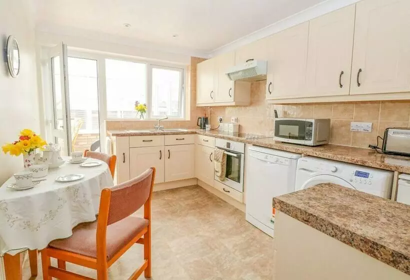16 Heron Gardens