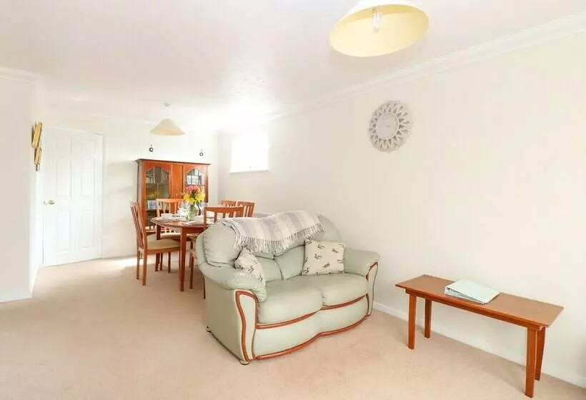 16 Heron Gardens