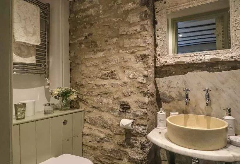 In & Out Cottage