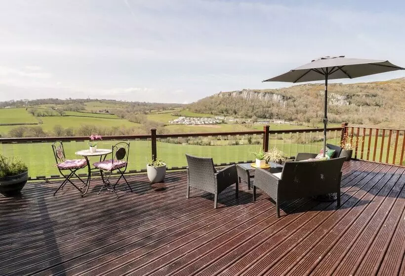 Summertime Lodge