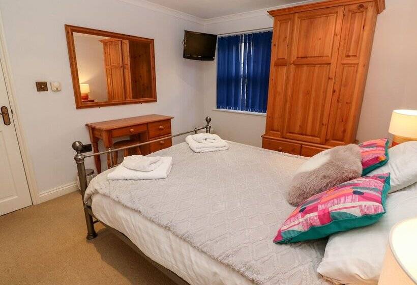 4 Beachcombers Apartments