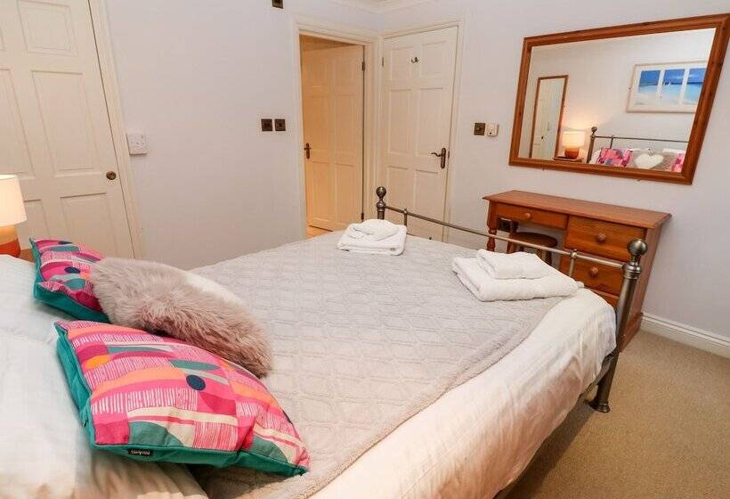 4 Beachcombers Apartments