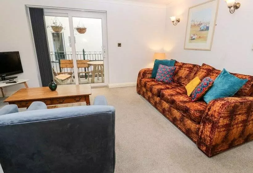 4 Beachcombers Apartments