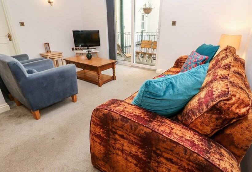 4 Beachcombers Apartments