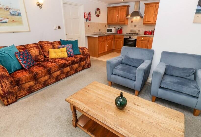 4 Beachcombers Apartments