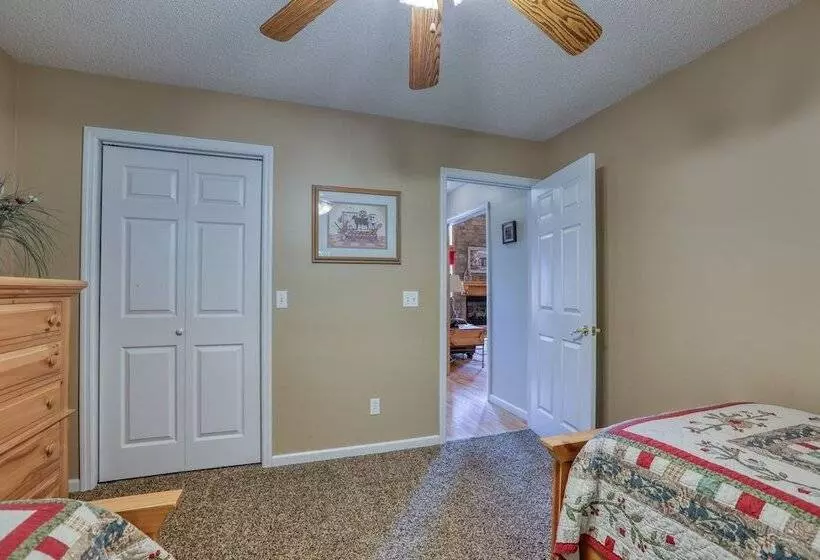 Moosetrax   3 Bedrooms, 2 Baths, Sleeps 6 Cabin By Redawning