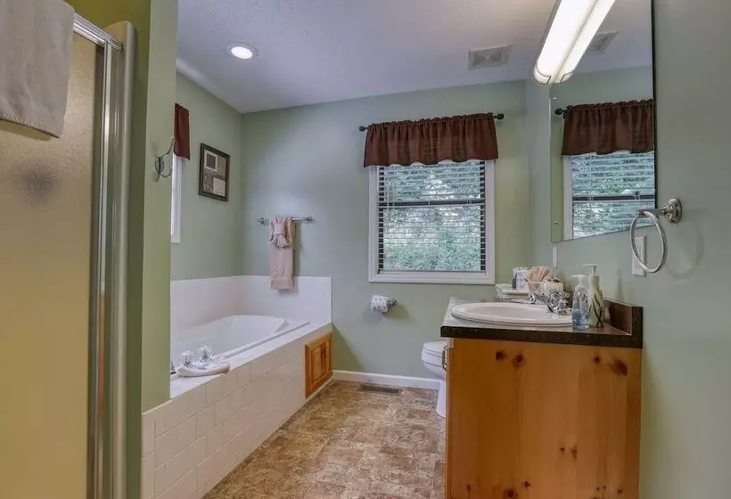 Moosetrax   3 Bedrooms, 2 Baths, Sleeps 6 Cabin By Redawning