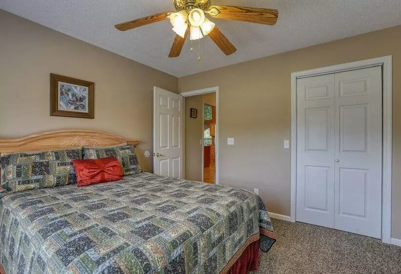 Moosetrax   3 Bedrooms, 2 Baths, Sleeps 6 Cabin By Redawning