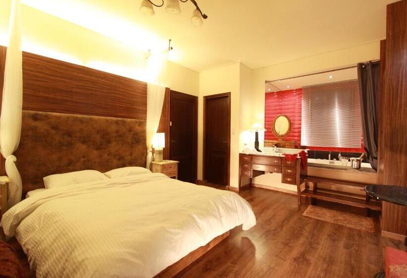 פנסיון Mythoxenia