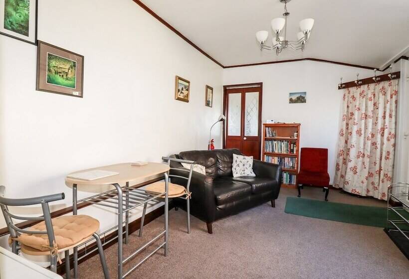 The Annexe, Laburnum