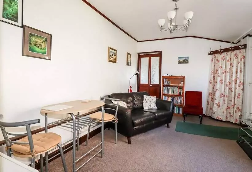 The Annexe, Laburnum