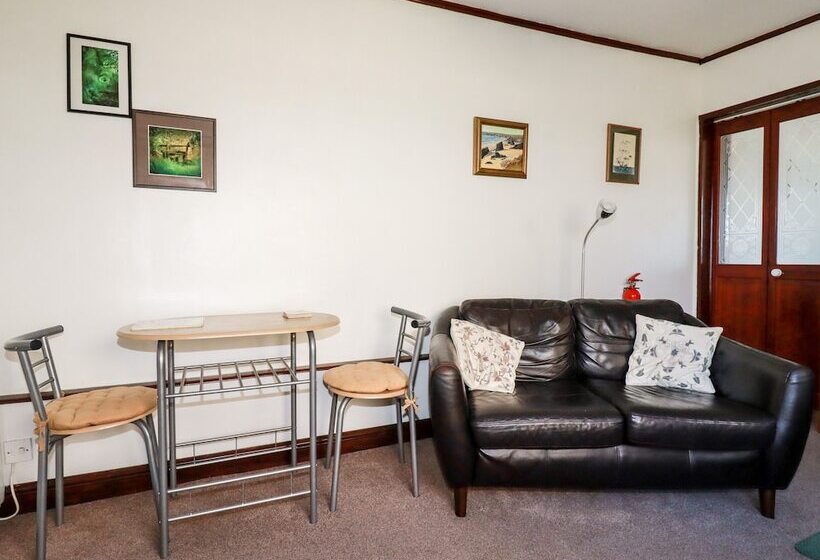 The Annexe, Laburnum