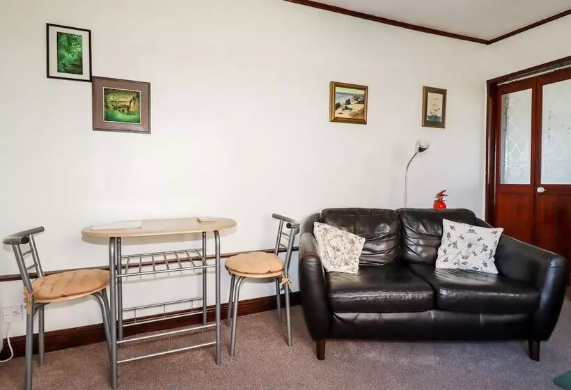 The Annexe, Laburnum