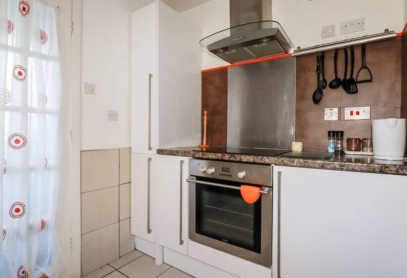 The Annexe, Laburnum