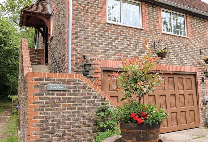 Miswells Cottages   Lake View