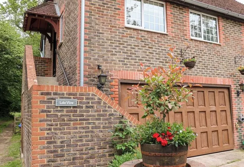 Miswells Cottages   Lake View