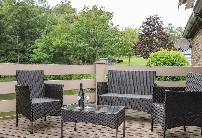 Miswells Cottages   Lake View