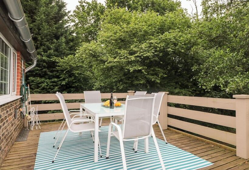 Miswells Cottages   Lake View