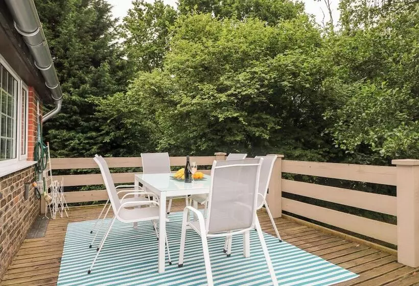 Miswells Cottages   Lake View