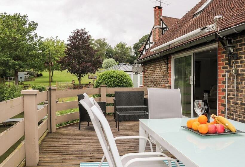 Miswells Cottages   Lake View