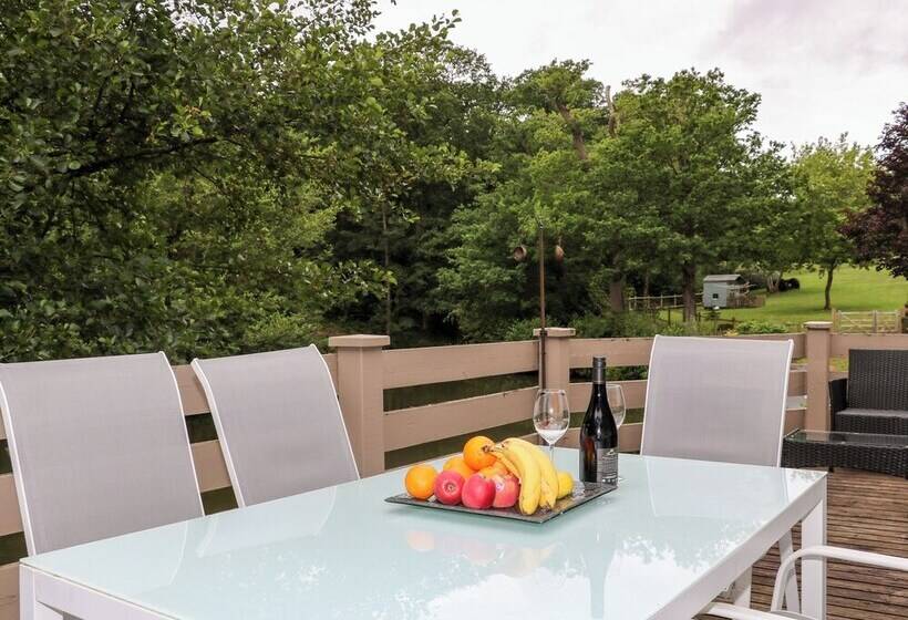 Miswells Cottages   Lake View