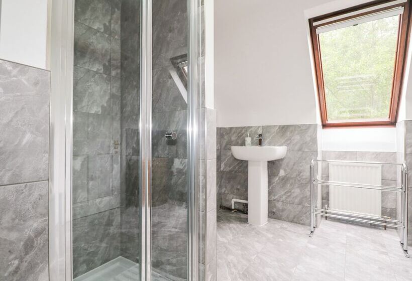 Miswells Cottages   Lake View