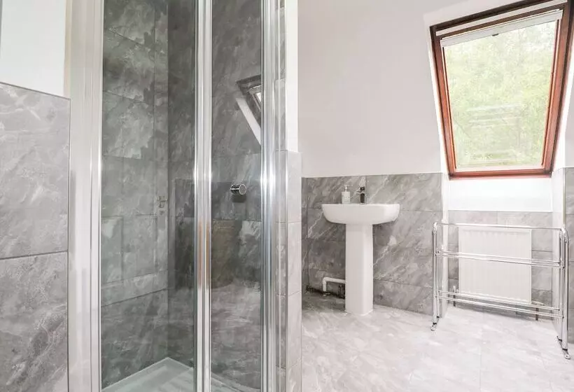 Miswells Cottages   Lake View