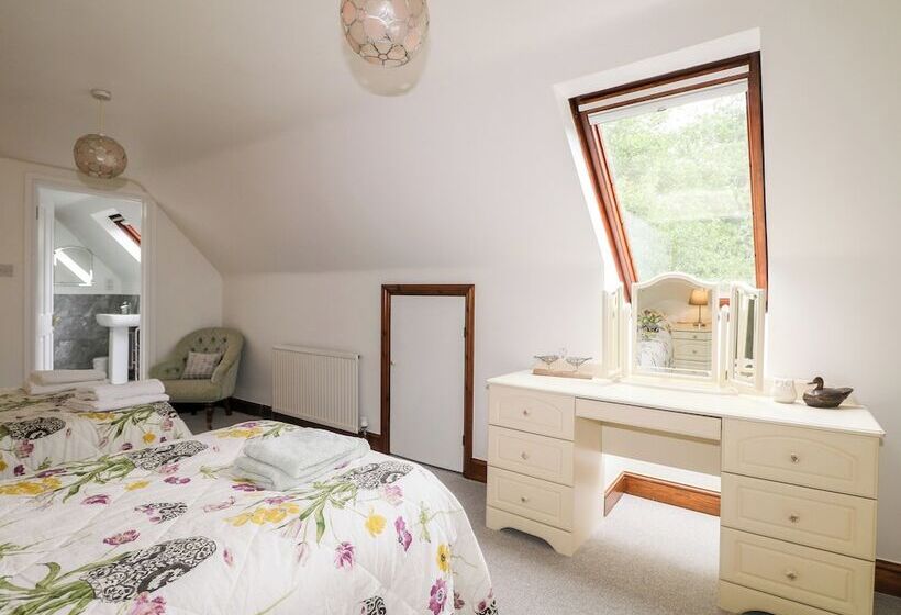 Miswells Cottages   Lake View