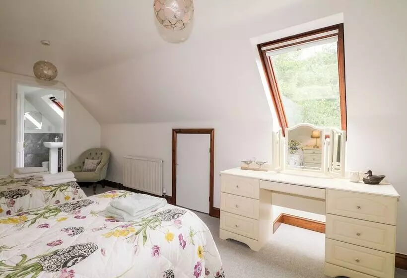 Miswells Cottages   Lake View