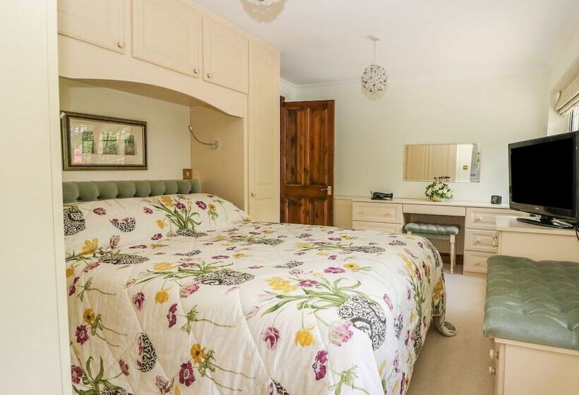 Miswells Cottages   Lake View