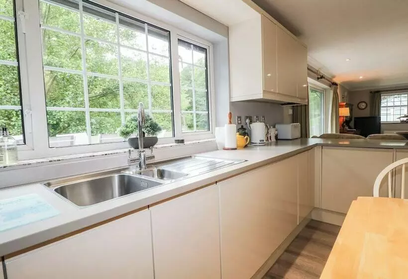 Miswells Cottages   Lake View